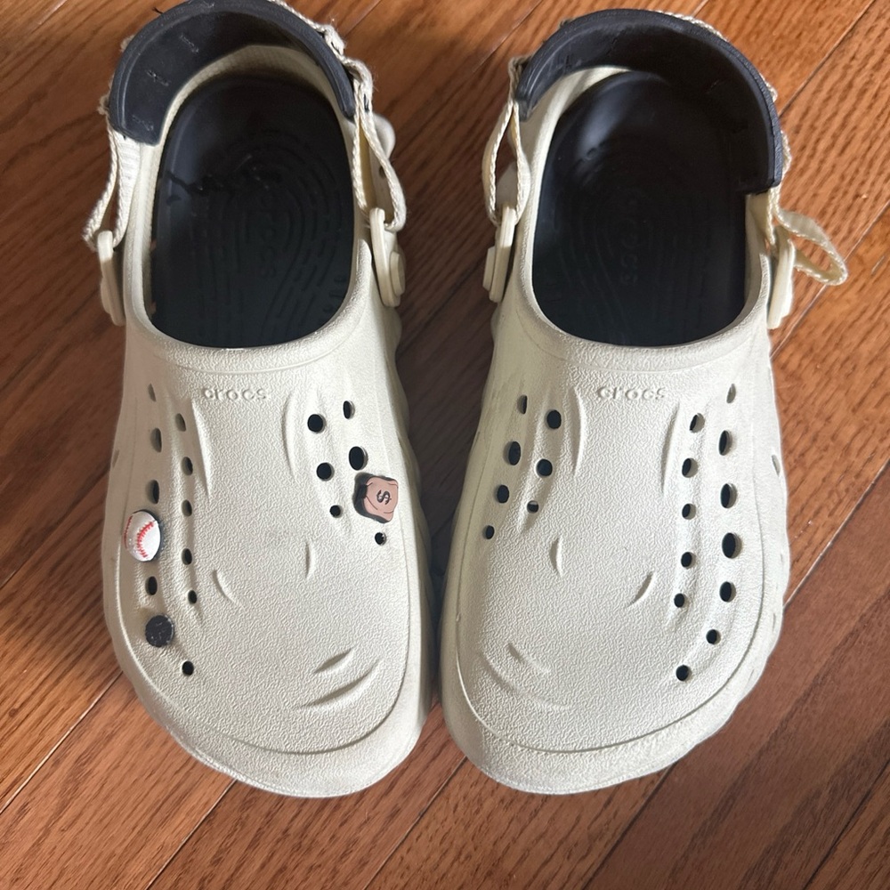 Unisex cream neutral color Crocs Clogs with Strap men’s size 5 women’s size 7